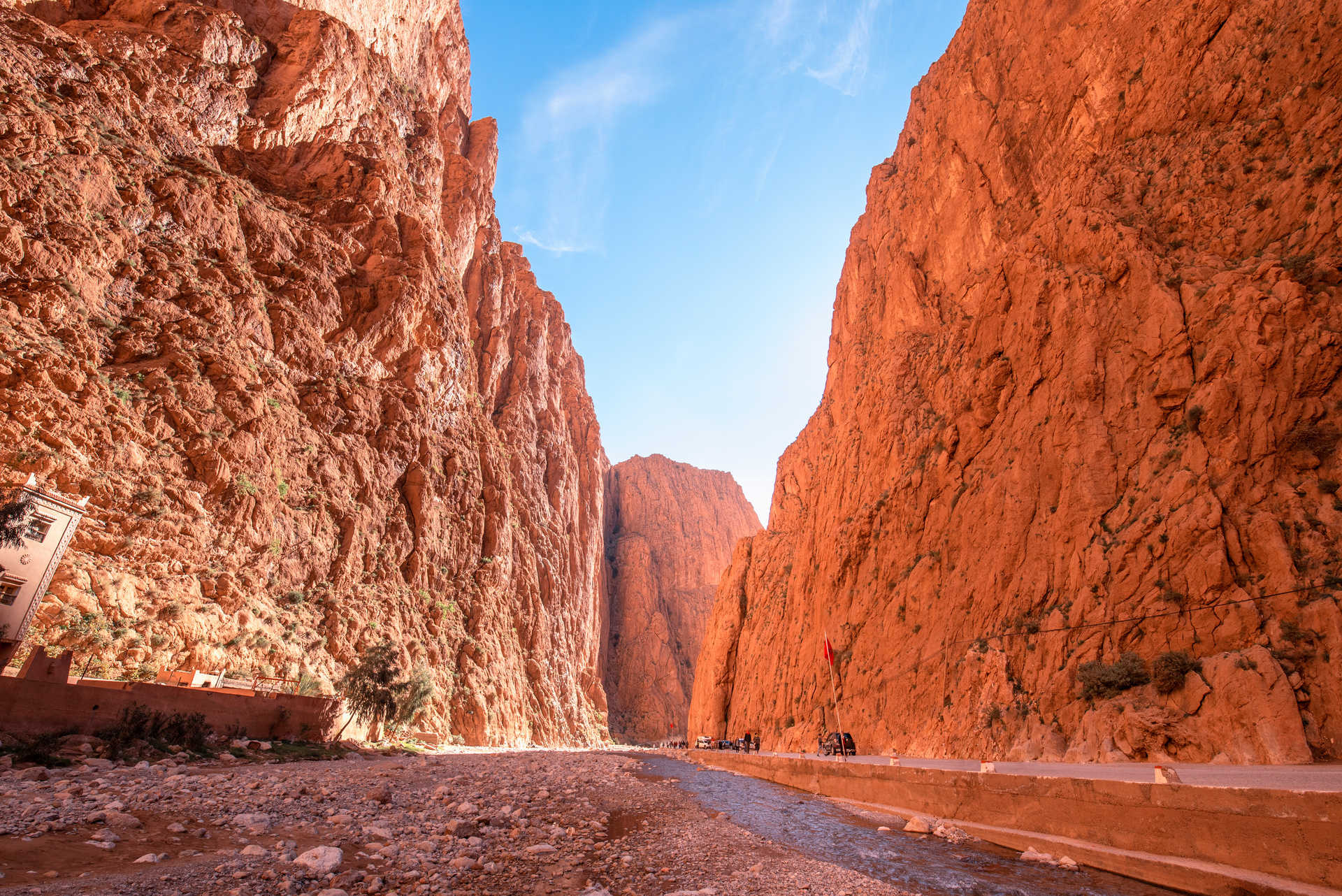 riviere-a-travers-les-gorges-du-dades-maroc-adobe-stock-32451